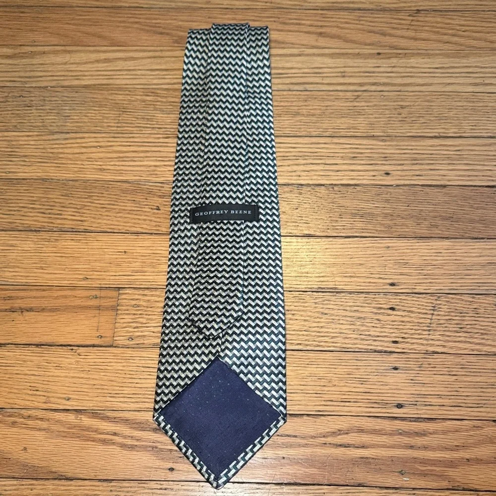 Beautiful Geoffrey Beene Chevron Patterned Silk Dress Tie in Tan/Blue/Green